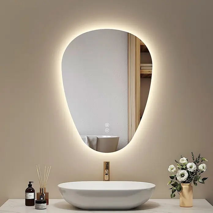Emke Lichtspiegel Glowrim LM33 -  - Unregelmäßig geformter, LED-beleuchteter Badezimmerspiegel mit Entfeuchter- und Licht-Touch-Steuerung über einem Waschbecken.