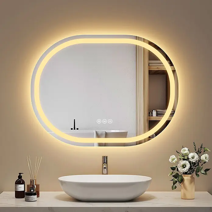 Emke Lichtspiegel Dimlite OLM06 - 80 x 60 cm - Beleuchteter ovaler LED-Spiegel mit warmem Licht und Touch-Bedienelementen, über einem Waschbecken installiert.