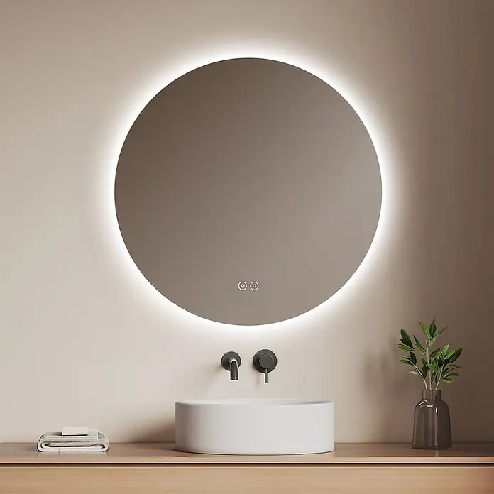 Emke Lichtspiegel Glowrim OLM03 -  - Runder LED-beleuchteter Smart-Spiegel mit Touch-Bedienelementen über einem modernen Waschtisch mit schwarzem Wasserhahn.