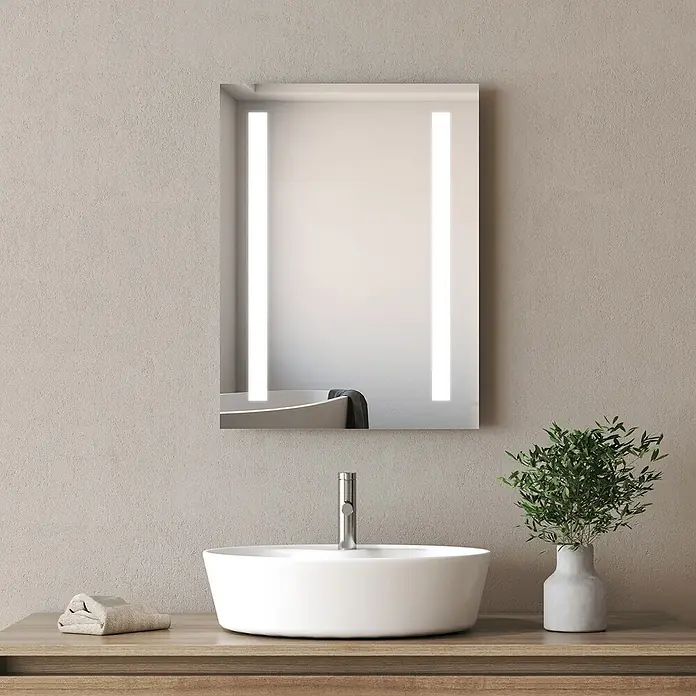 Emke Lichtspiegel Frolite LM01 -  - Rechteckiger LED-Badspiegel über einem Waschtisch, der eine Badewanne reflektiert.