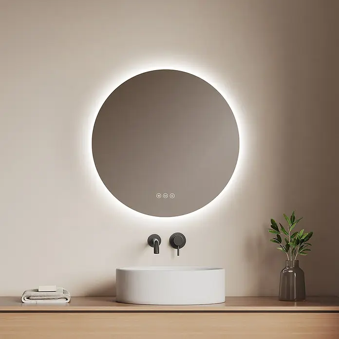 Emke Lichtspiegel Glowrim OLM03 -  - Modernes Badezimmerwaschtisch mit rundem LED-Spiegel, weißem Aufsatzwaschbecken und schwarzen Wandarmaturen auf Holzplatte.
