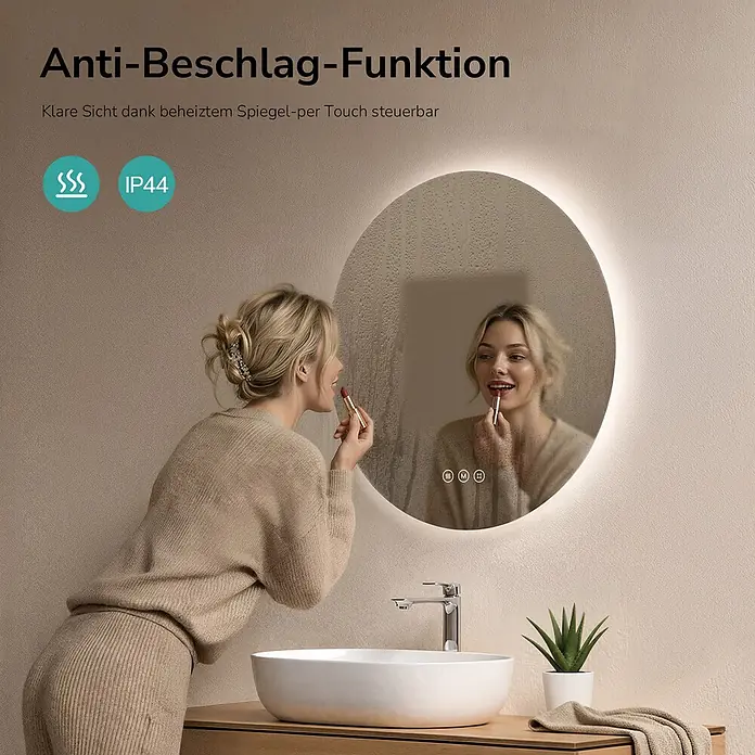 Emke Lichtspiegel Glowrim OLM03 -  - Runder LED Badspiegel mit Anti-Beschlag-Funktion und Touch-Steuerung. Eine Frau nutzt ihn zum Schminken.