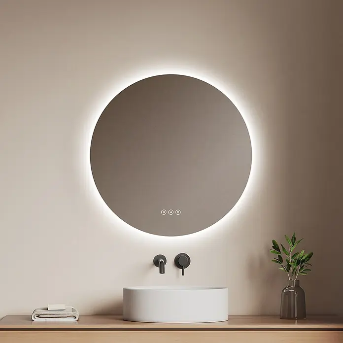 Emke Lichtspiegel Glowrim OLM03 -  - Runder, hinterleuchteter Badspiegel mit Touch-Steuerung über weißem Waschbecken und schwarzen Armaturen auf einer Holzplatte.