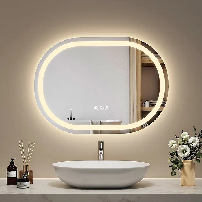 Emke Lichtspiegel Dimlite OLM06 -  - Ovaler LED-Badezimmerspiegel mit beleuchteten Kanten und Touch-Steuerung, der ein modernes Bad über einem weißen Aufsatzwaschbecken reflektiert.