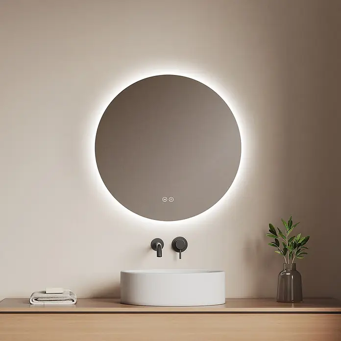 Emke Lichtspiegel Glowrim OLM03 - 60 x 60 cm - Moderner Waschtisch mit rundem beleuchtetem Spiegel, weißem Aufsatzwaschbecken und mattschwarzen Wandarmaturen auf einer hellen Holzplatte.