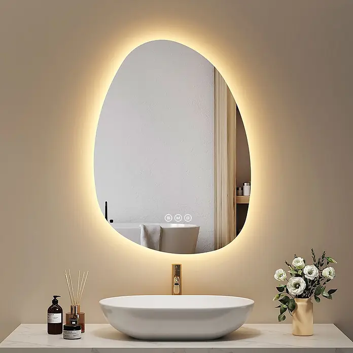 Emke Lichtspiegel Glowrim LM34 - 75 x 55 cm - Unregelmäßig geformter, hintergrundbeleuchteter LED-Spiegel mit Touch-Steuerung im modernen Bad.