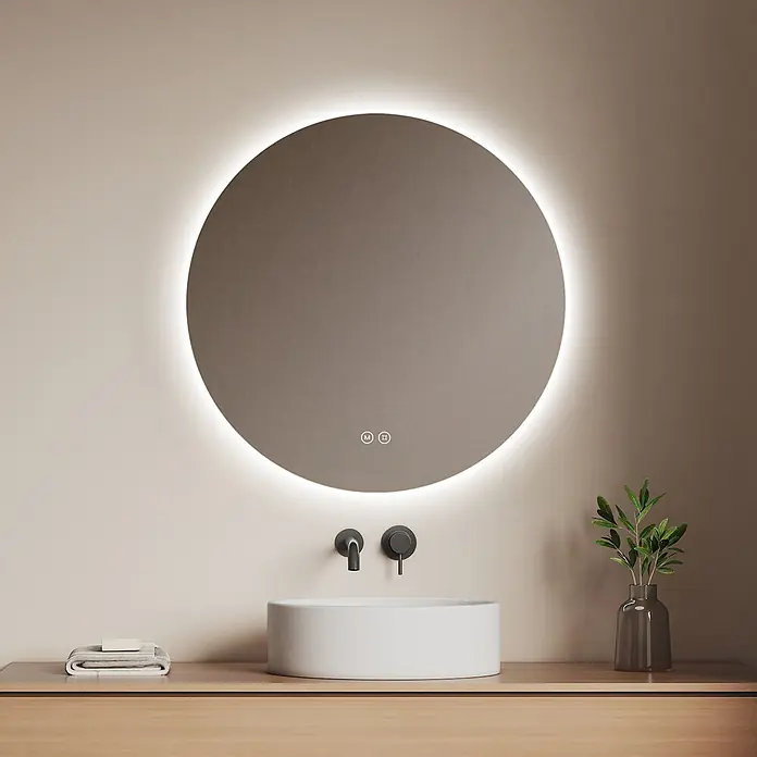 Emke Lichtspiegel Glowrim OLM03 -  - Ein moderner Badezimmer-Waschtisch mit einem runden, hinterleuchteten Spiegel, einem weißen Aufsatzwaschbecken und einer schwarzen Wandarmatur auf einer hellen Holzplatte.