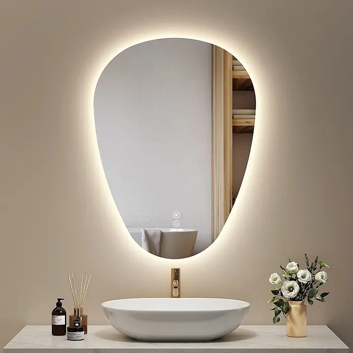 Emke Lichtspiegel Glowrim LM33 - 80 x 60 cm - Organisch geformter, hintergrundbeleuchteter LED-Badezimmerspiegel über einem Waschbecken, der ein modernes Interieur mit Wanne und Holzregalen widerspiegelt.