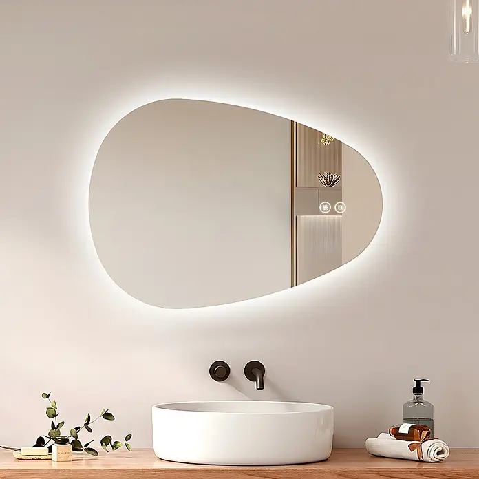 Emke Lichtspiegel Glowrim LM33 - 80 x 60 cm - Unregelmäßig geformter LED-Badezimmerspiegel mit beleuchtetem Rahmen über einem weißen Waschbecken und dunklen Armaturen. Mit Touch-Bedienung.