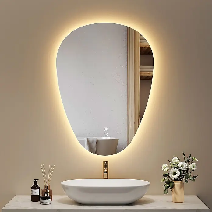 Emke Lichtspiegel Glowrim LM33 - 80 x 60 cm - Hinterleuchteter, organisch geformter Badezimmerspiegel mit warmem LED-Licht, über einem weißen Waschbecken in einem modernen Bad.