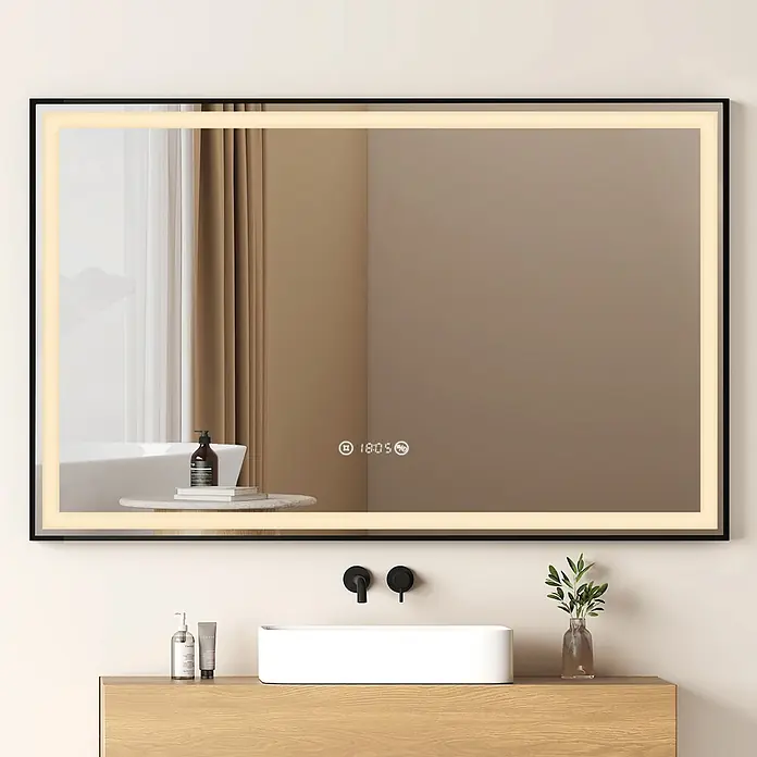Emke Lichtspiegel Frolite LM23 - 120 x 70 cm - Großer rechteckiger LED-Spiegel mit schwarzem Rahmen, integrierter Digitaluhr und Anzeige, über einem Badezimmerschrank montiert.