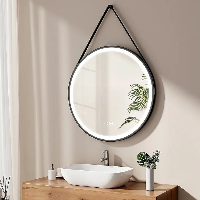 Emke Lichtspiegel Frolite OLM04 - 80 x 80 cm - Runder LED-beleuchteter Spiegel mit schwarzem Rahmen und Riemen, über weißem Waschbecken und Holzwaschtisch.