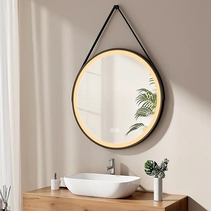 Emke Lichtspiegel Frolite OLM04 - 80 x 80 cm - Runder LED-Spiegel mit schwarzem Aufhängeband über einem weißen Waschbecken auf einem Holzwaschtisch.