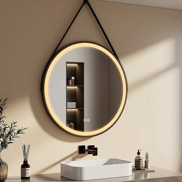 Emke Lichtspiegel Frolite OLM04 - 80 x 80 cm - Runder, LED-beleuchteter Spiegel mit schwarzem Aufhängeriemen über einem weißen Waschbecken im Badezimmer.