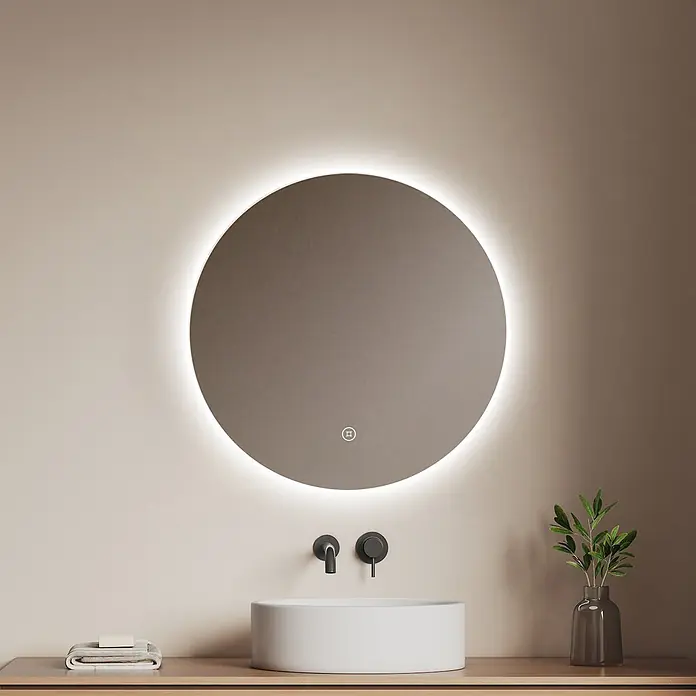 Emke Lichtspiegel Glowrim OLM03 - 50 x 50 cm - Runder, hinterleuchteter Badezimmerspiegel über einem weißen Waschbecken und schwarzem Wasserhahn auf einem Holzunterschrank.