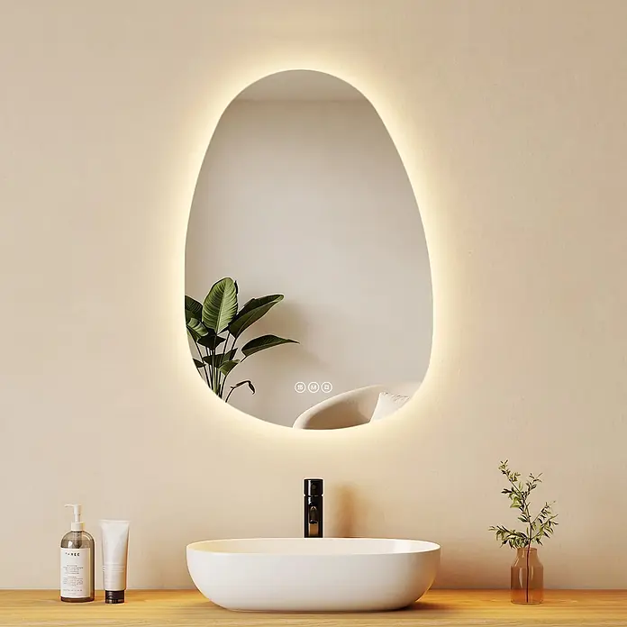 Emke Lichtspiegel Glowrim LM34 -  - Unregelmäßig geformter LED-Spiegel mit Hintergrundbeleuchtung und Touch-Steuerung, über modernem Waschbecken im Bad.