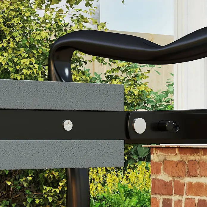 Outsunny Gartenbank Kniebank - Stahl, Metall, EVA Schaumstoff, Grau, Klappbar - Schwarzes Metall-Outdoor-Gerät mit grauen strukturierten Pads und Einstellknöpfen inmitten von Grün.