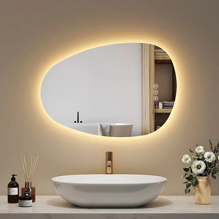 Emke Lichtspiegel Glowrim LM34 -  - Unregelmäßiger, warm beleuchteter LED-Spiegel über einem Waschtisch im Badezimmer.