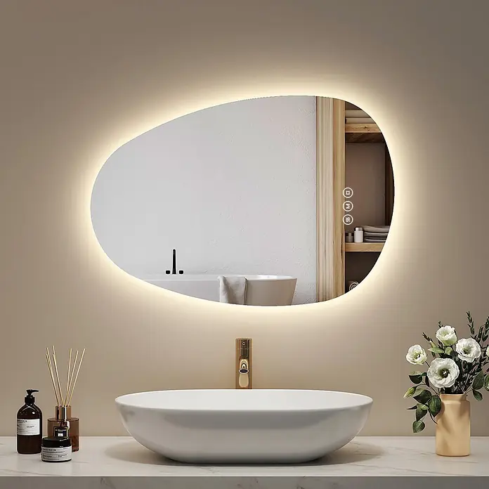 Emke Lichtspiegel Glowrim LM34 -  - Organisch geformter, hintergrundbeleuchteter LED-Badezimmerspiegel mit Touch-Steuerung über weißem Waschbecken.
