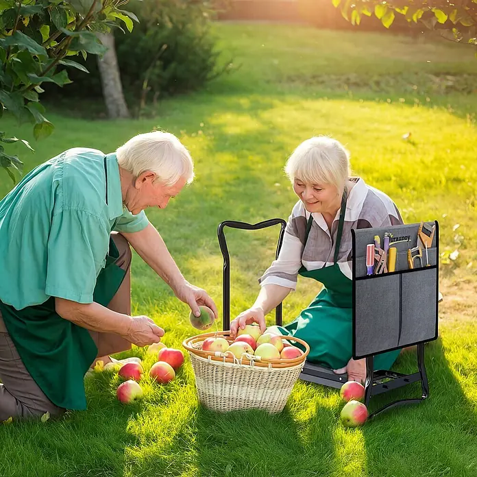 Outsunny Gartenbank Kniebank - Stahl, Metall, EVA Schaumstoff, Grau, Klappbar - Schwarzer Gartenhocker/-kniesitz mit grauer Werkzeugtasche, von zwei Personen beim Apfelernten verwendet.