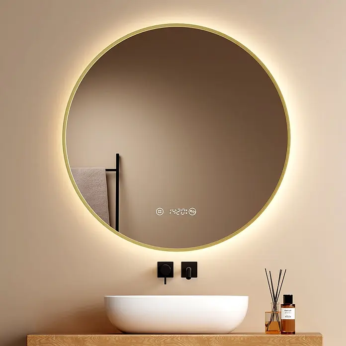 Emke Lichtspiegel Glowrim OLM09 - 80 x 80 cm - Runder, goldgerahmter LED-Spiegel mit Digitalanzeige für Zeit und Umweltdaten, über einem weißen Waschbecken montiert.