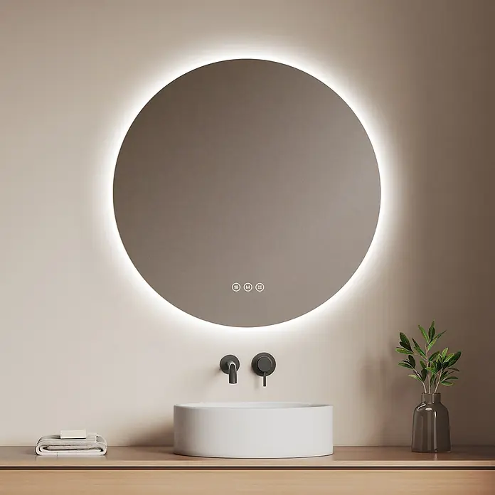 Emke Lichtspiegel Glowrim OLM03 -  - Rund beleuchteter Spiegel mit Touch-Bedienung über weißem Waschbecken und schwarzen Armaturen auf Holzarbeitsplatte im Bad.