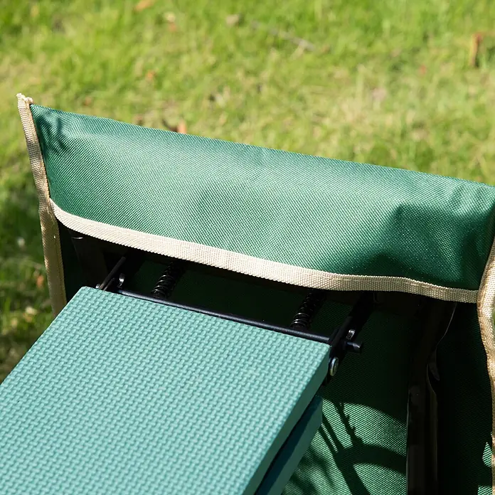 Outsunny Gartenbank Kniebank - Stahl, Metall, EVA Schaumstoff, Grün, Schwarz, Klappbar - Grüner Outdoor-Stuhl/Fußhocker mit beigem Rand und teal geripptem Schaumstoffkissen.