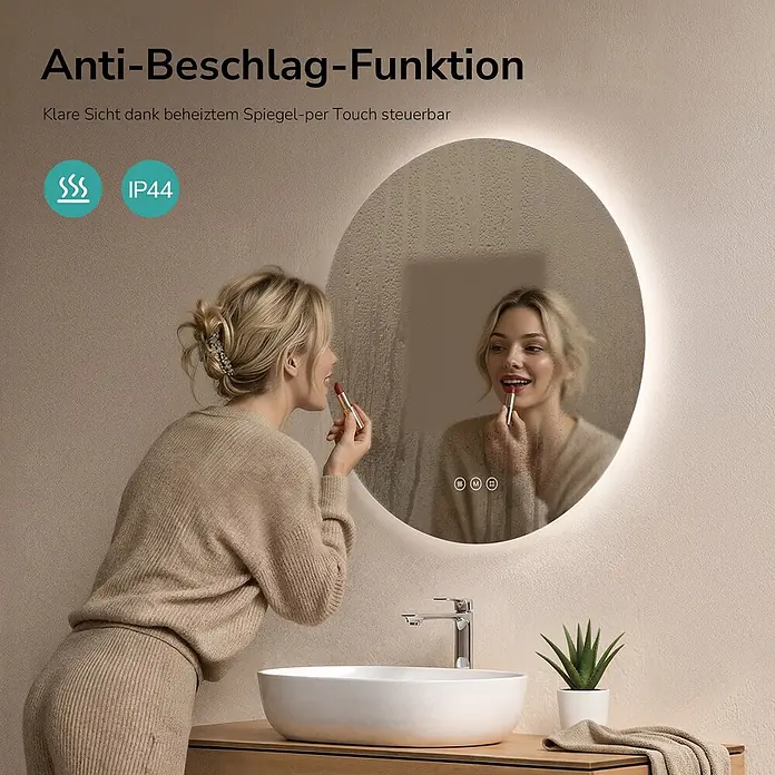Emke Lichtspiegel Glowrim OLM03 -  - Runder LED-Anti-Beschlag-Spiegel im modernen Bad mit Touch-Steuerung. Eine Frau trägt Lippenstift auf, was die klare, beschlagfreie Sicht demonstriert.