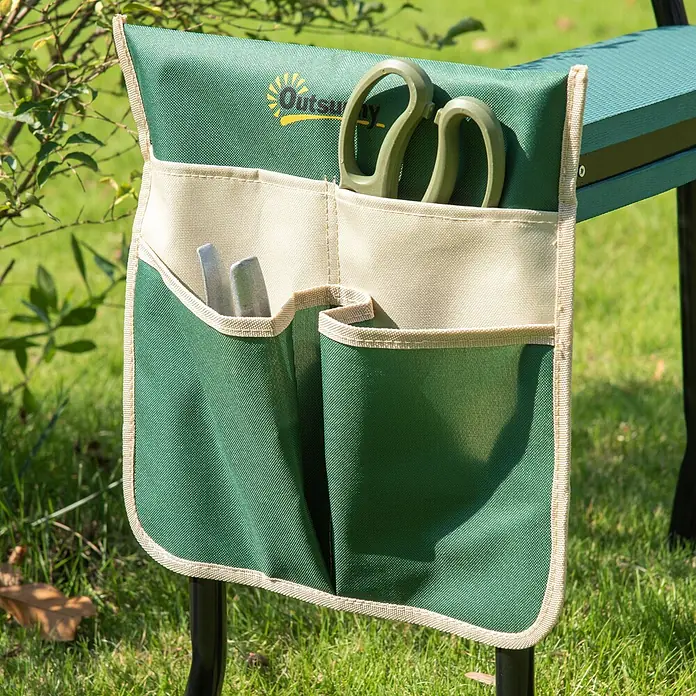 Outsunny Gartenbank Kniebank - Stahl, Metall, EVA Schaumstoff, Grün, Schwarz, Klappbar - Grüner Gartenhocker mit abnehmbarer beiger Werkzeugtasche, die Gartenschere und Handwerkzeuge enthält, im Garten.