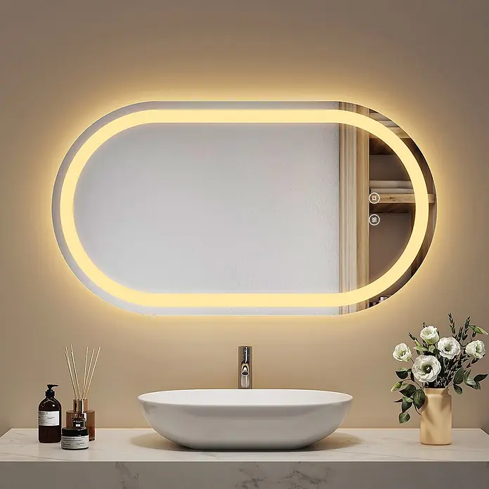 Emke Lichtspiegel Dimlite OLM06 - 50 x 90 cm - Ovaler LED-Spiegel mit Hintergrundbeleuchtung, warmem Licht und Touch-Bedienung über einem Waschbecken.