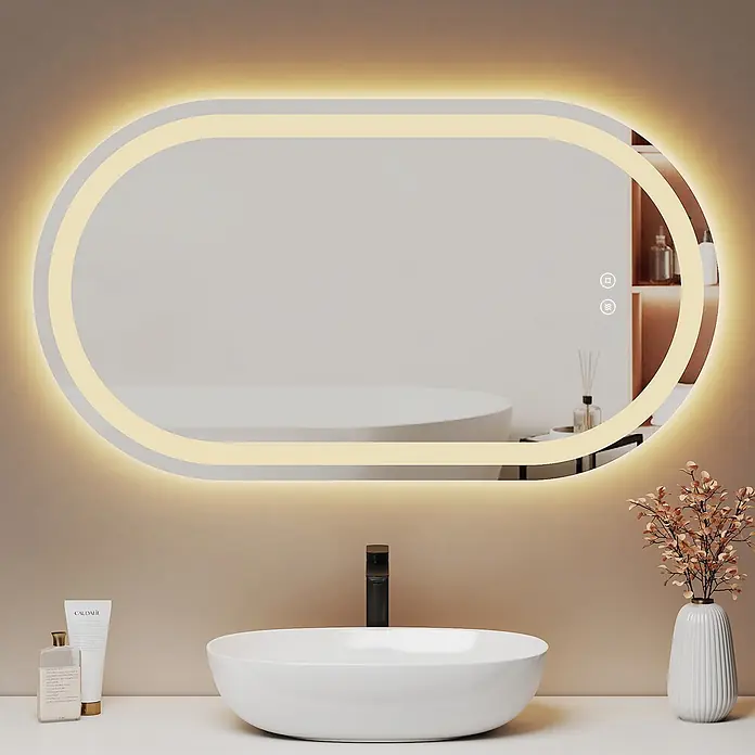 Emke Lichtspiegel Dimlite OLM06 - 50 x 90 cm - Ovaler LED-Badezimmerspiegel mit beleuchtetem Rahmen, über einem weißen Waschbecken montiert.