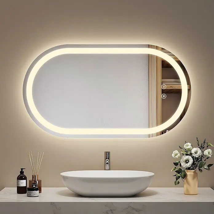 Emke Lichtspiegel Dimlite OLM06 - 50 x 90 cm - Ovaler LED-Badezimmerspiegel mit Hintergrundbeleuchtung und Touch-Steuerung, über einem Waschbecken installiert.
