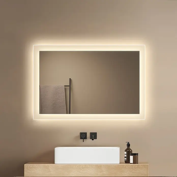 Emke Lichtspiegel Dimlite LM03 -  - Rechteckiger LED-beleuchteter Badezimmerspiegel über einem weißen Waschbecken und einer Holzablage, der ein Handtuch und Wandarmaturen reflektiert.