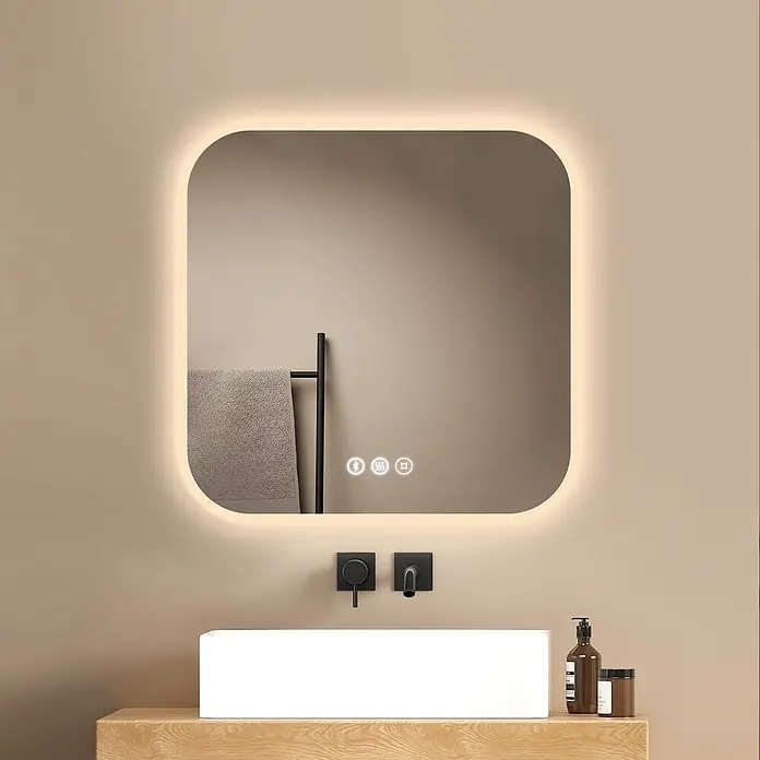 Emke Lichtspiegel Glowrim LM32 -  - Rechteckiger, hinterleuchteter Badspiegel mit abgerundeten Ecken über einem Waschbecken. Mit Touch-Bedienelementen für Licht, Entfeuchter und Bluetooth.