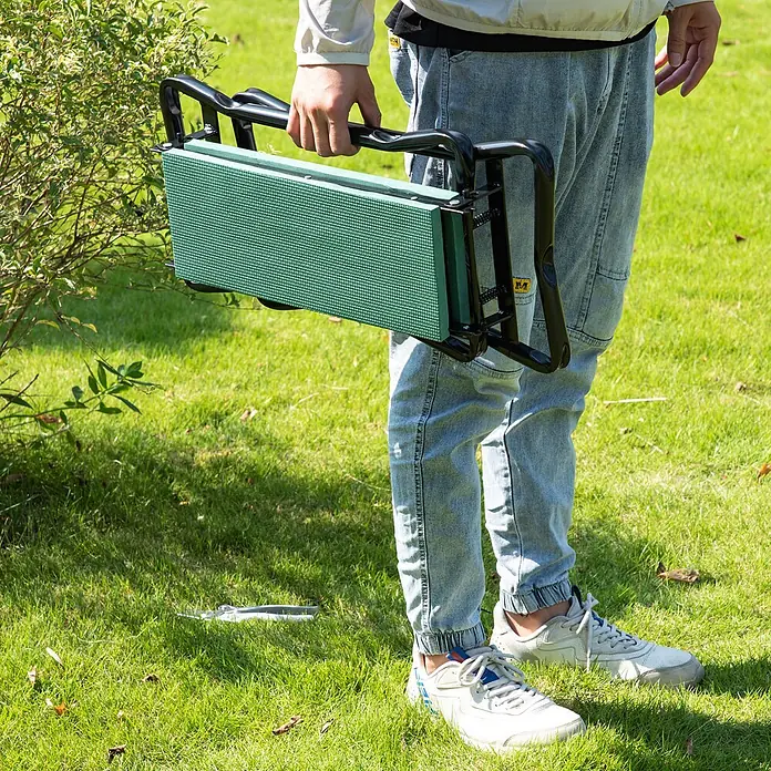 Outsunny Kniebank Schwarz+Dunkelgrün 58L x 28B x 49H cm -  - Zusammenklappbarer grüner Gartenknieschemel/-sitz mit schwarzem Metallrahmen, von Person gehalten.