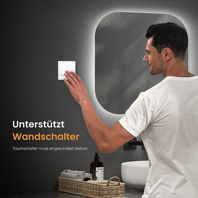 Emke Lichtspiegel Glowrim LM32 -  - Mann bedient beleuchteten Spiegel mit externem Wandschalter.