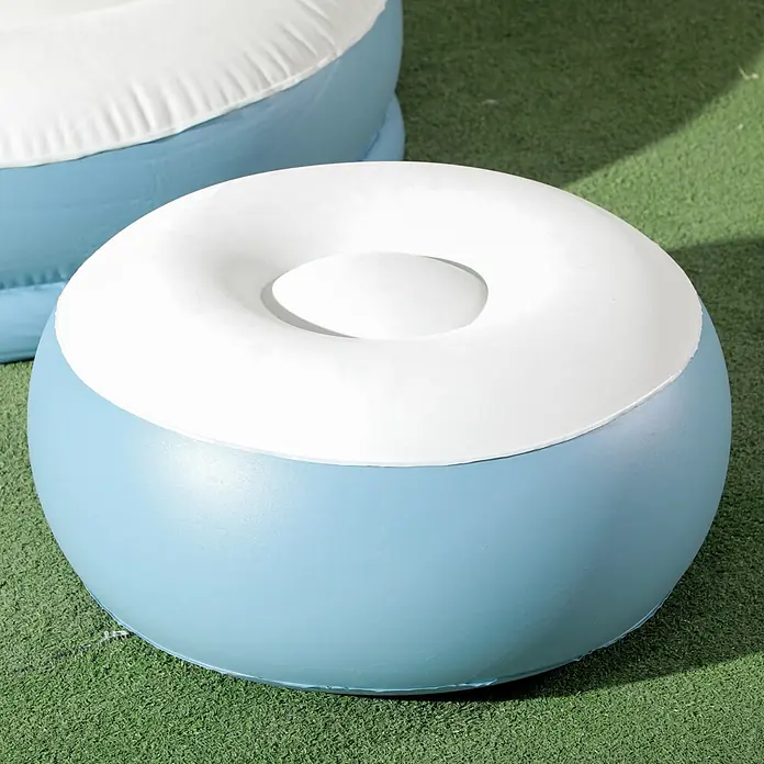 Outsunny Loungemöbel-Set Aufblasbarer Sessel - 2 -tlg., Kunststoff, Weiß, Blau - Runder aufblasbarer Hocker, oben weiß mit zentraler Vertiefung und hellblauer Basis.