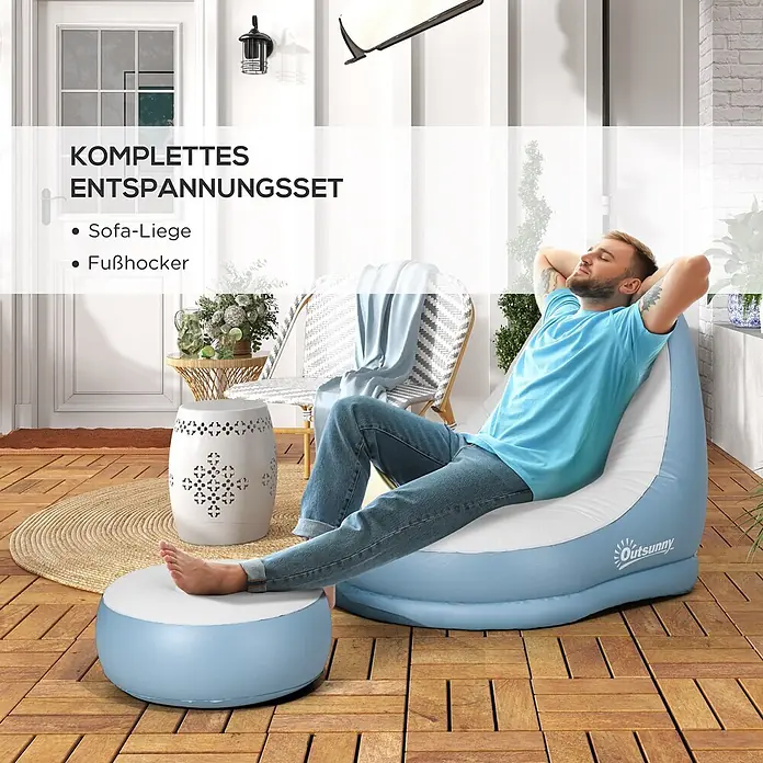 Outsunny Loungemöbel-Set Aufblasbarer Sessel - 2 -tlg., Kunststoff, Weiß, Blau - Hellblau-weiße aufblasbare Sofa-Liege mit passendem Fußhocker, auf der ein Mann auf einer Holzterrasse entspannt.