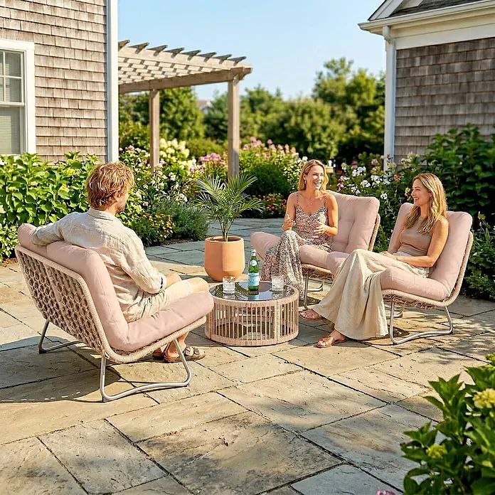 Outsunny Loungemöbel-Set - 4 -tlg., PE Rattan, Metall, Glas, Polyester, Polypropylen Baumwolle, inkl. Kissen, Braun - Outdoor-Patio-Set: geflochtene Stühle mit rosa Kissen und ein runder Couchtisch, von drei Personen genutzt.