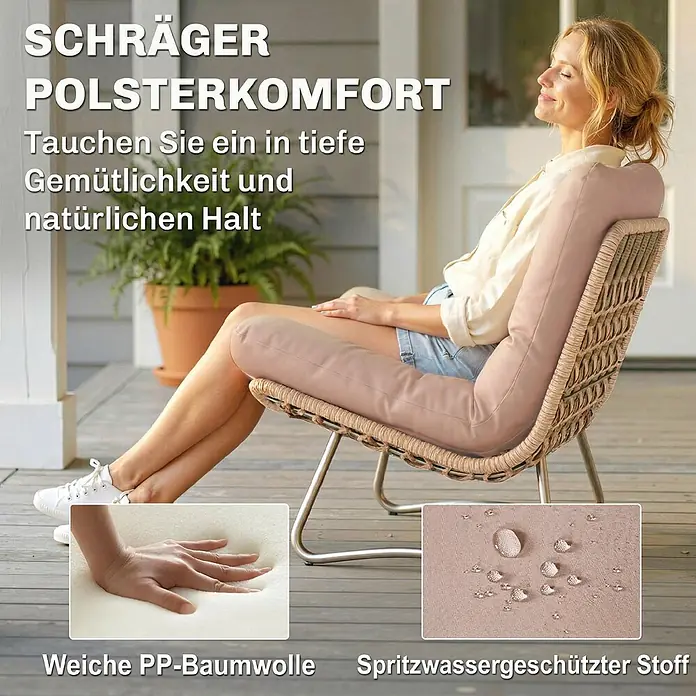 Outsunny Loungemöbel-Set - 4 -tlg., PE Rattan, Metall, Glas, Polyester, Polypropylen Baumwolle, inkl. Kissen, Braun - Eine Frau entspannt auf einem Outdoor-Stuhl mit einem beigen, weichen und spritzwassergeschützten Kissen, das tiefen Komfort und natürlichen Halt bietet.