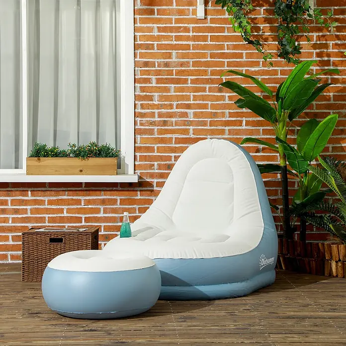 Outsunny Loungemöbel-Set Aufblasbarer Sessel - 2 -tlg., Kunststoff, Weiß, Blau - Hellblauer und weißer aufblasbarer Sessel und passender Ottoman auf einer Holzterrasse.