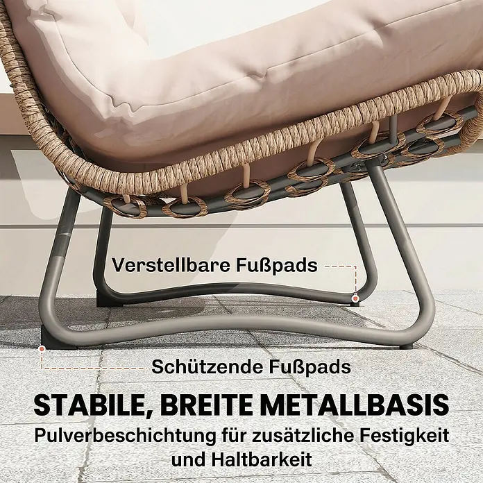 Outsunny Loungemöbel-Set - 4 -tlg., PE Rattan, Metall, Glas, Polyester, Polypropylen Baumwolle, inkl. Kissen, Braun - Detailansicht der Stuhlbasis: beiges Kissen, geflochtener Rahmen, graue Metallbeine, verstellbare Fußpads.