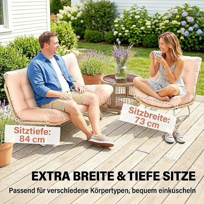 Outsunny Loungemöbel-Set - 4 -tlg., PE Rattan, Metall, Glas, Polyester, Polypropylen Baumwolle, inkl. Kissen, Braun - Zwei Personen entspannen in geräumigen, hellen Outdoor-Loungesesseln aus Korbgeflecht, die extra breiten und tiefen Sitze betonend.
