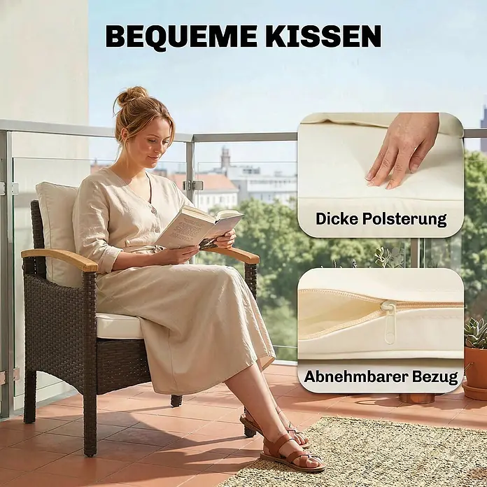Outsunny Loungemöbel-Set - 3 -tlg., PE-Rattan, Stahl, Polyester, Akazienholz, Schaumstoff, PP-Baumwolle, inkl. Kissen, Braun, Cremeweiß, Naturholz - Cremefarbene Outdoor-Stuhlkissen mit dicker Polsterung und abnehmbarem Bezug, von einer Frau auf dem Balkon benutzt.