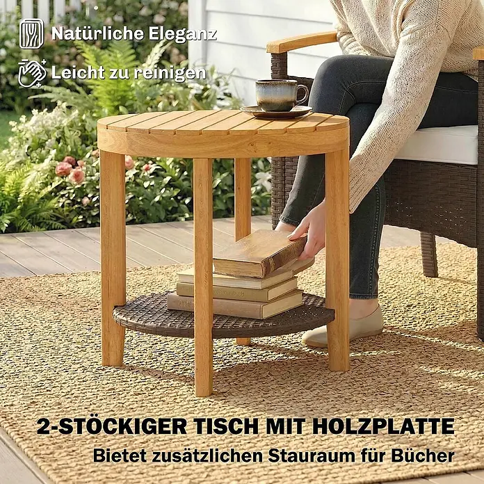 Outsunny Loungemöbel-Set - 3 -tlg., PE-Rattan, Stahl, Polyester, Akazienholz, Schaumstoff, PP-Baumwolle, inkl. Kissen, Braun, Cremeweiß, Naturholz - Runder Beistelltisch aus Holz mit einer unteren Ablage aus Korbgeflecht. Bietet Stauraum für Bücher auf einer Terrasse.