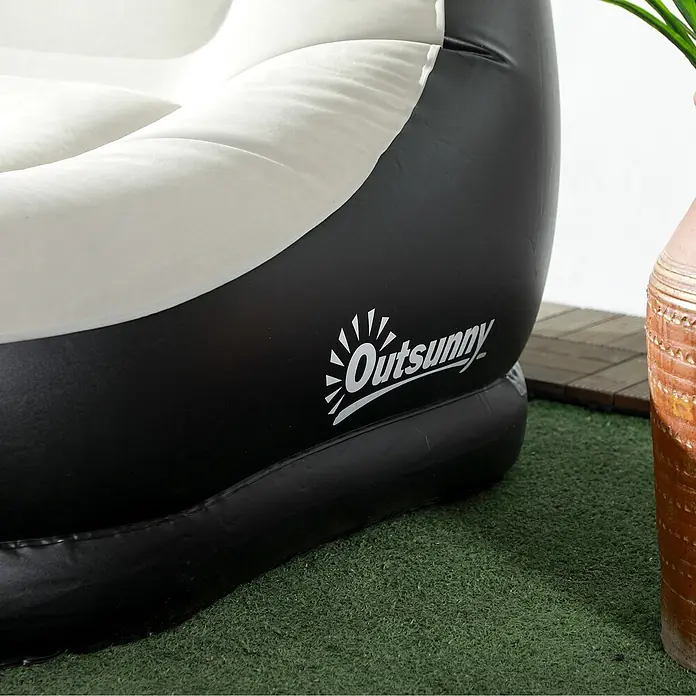 Outsunny Loungemöbel-Set Aufblasbarer Sessel - 2 -tlg., Kunststoff, Hellgrau, Schwarz - Nahaufnahme eines weiß-schwarzen aufblasbaren Outsunny-Sessels auf grünem Kunstrasen, neben einem Terrakottatopf.