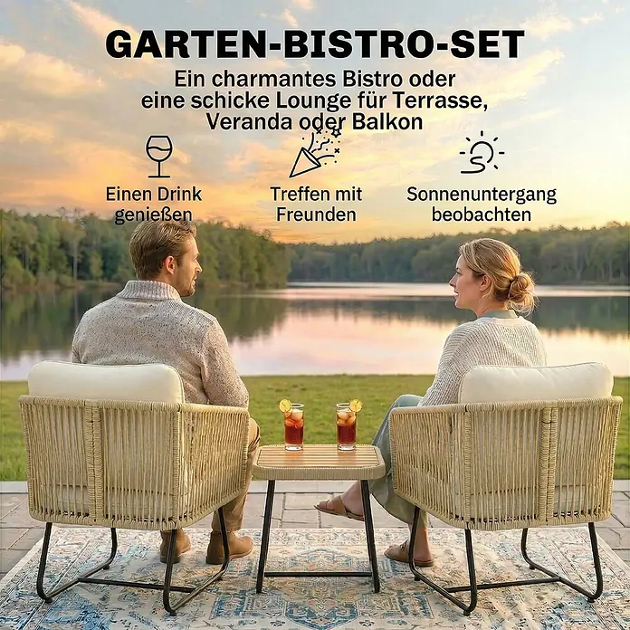 Outsunny Loungemöbel-Set - 3 -tlg., PP-Rattan, Stahl, Polyester, Akazienholz, Schaumstoff, PP-Baumwolle, inkl. Kissen, Beige, Cremeweiß, Teak - Zwei hellbraune Sessel in Flechtoptik mit Kissen und ein kleiner Tisch, Teil eines Bistro-Sets, auf einer Terrasse mit Seeblick, besetzt von zwei Personen.
