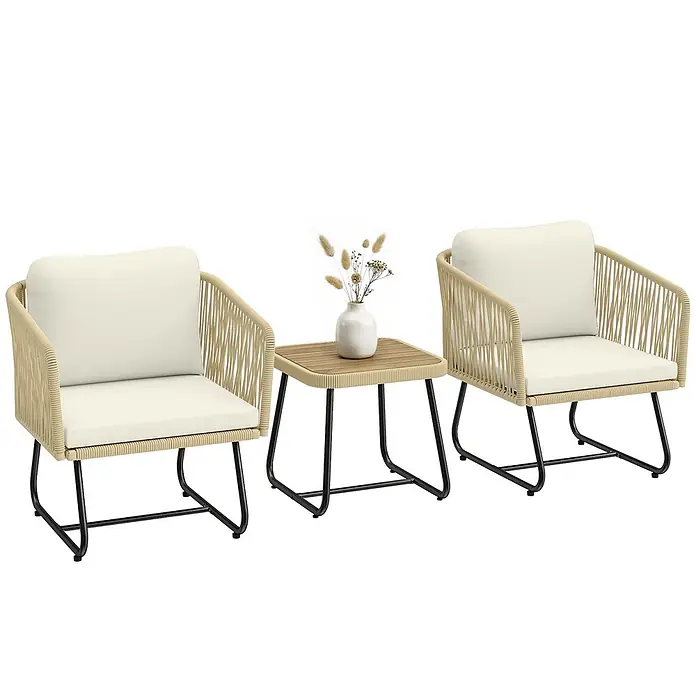 Outsunny Loungemöbel-Set - 3 -tlg., PP-Rattan, Stahl, Polyester, Akazienholz, Schaumstoff, PP-Baumwolle, inkl. Kissen, Beige, Cremeweiß, Teak - Rattan-Bistro-Set mit zwei Stühlen, cremefarbenen Kissen und einem Holztisch mit Vase.