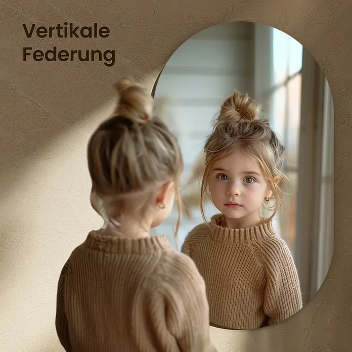 Emke Wandspiegel OM17 -  - Ein kleines Kind trägt einen beigen Strickpullover und betrachtet sein Spiegelbild in einem Spiegel.