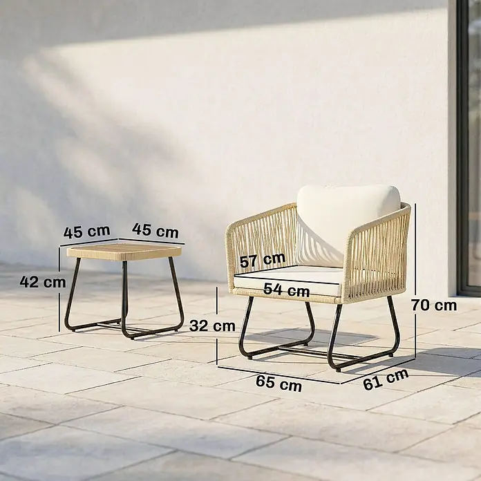 Outsunny Loungemöbel-Set - 3 -tlg., PP-Rattan, Stahl, Polyester, Akazienholz, Schaumstoff, PP-Baumwolle, inkl. Kissen, Beige, Cremeweiß, Teak - Helles Outdoor-Sessel und passender Beistelltisch aus Geflecht mit dunklen Metallrahmen, Maße auf einer Terrasse.